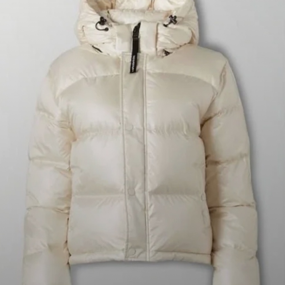 Aritzia super puff shorty high gloss birch (Pearl). Size small